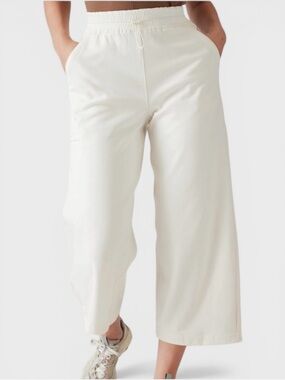 401 Athleta White Hybrid Triumph Wide-Leg Capri Pants with Pockets